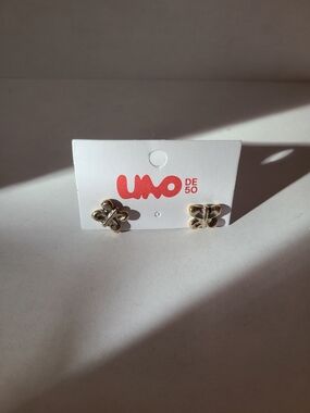 UNO de 50 Gold Butterfly Stud Earrings with Vintage Shine